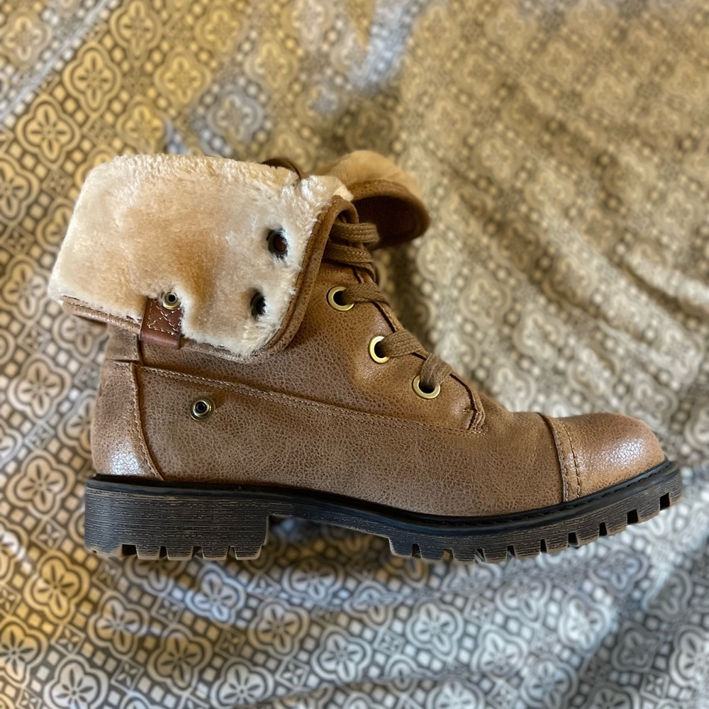 Roxy boots with fur size 9, womens